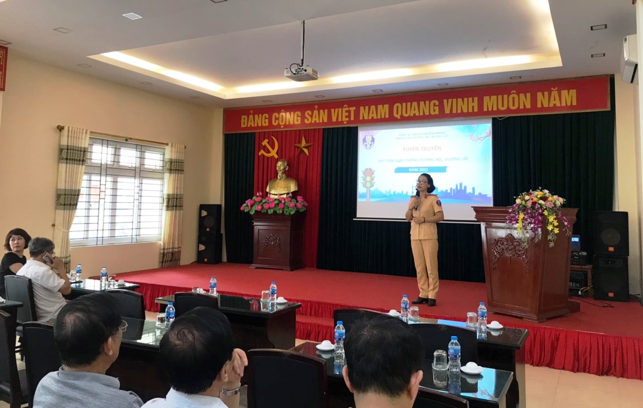 Tuyên truyền phổ biến pháp luật về TTATGT cho cán bộ  Mặt trận các cấp quận Kiến An